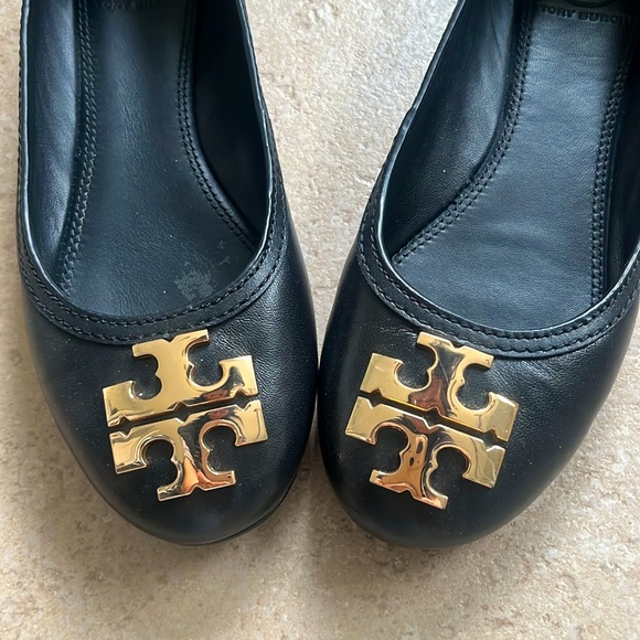 Tory Burch Black Leather Ballet Flats with large Golden Logo - Picture 5 of 12